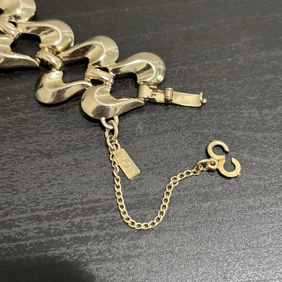 Vintage Gold Tone Monet Mid Century Chunky Link Bracelet with Safety Chain - Picture 6 of 7